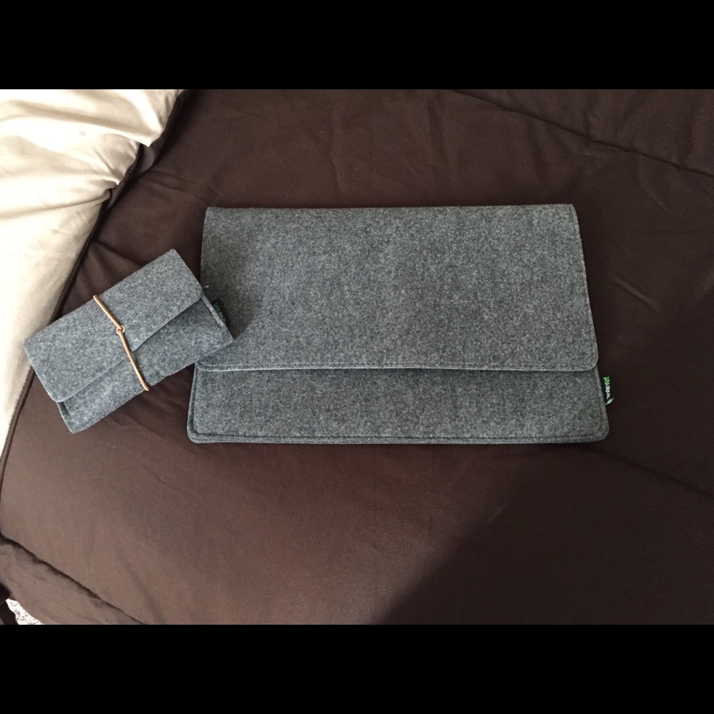 NWOT laptop/tablet case w/ portable mouse case